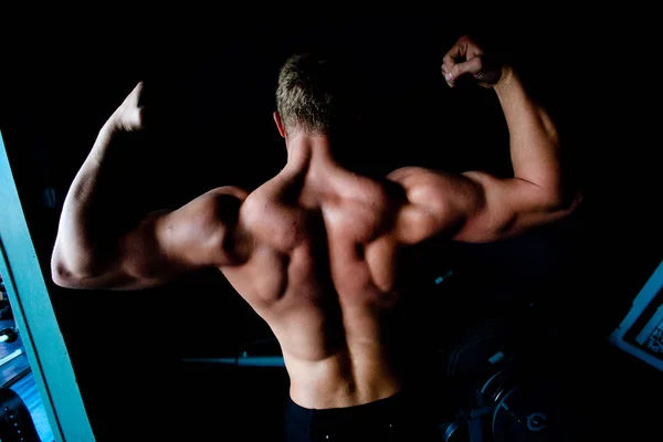 Costas musculares de um homem — Fotografia de Stock