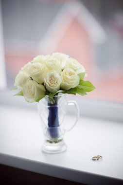 gelin buketi ve yüzük penceresinde