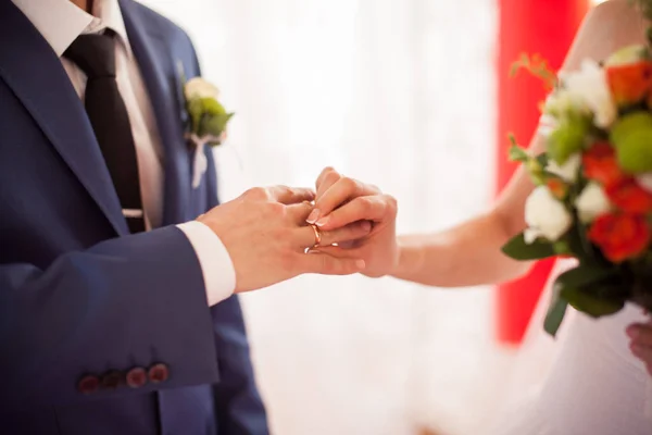 Τελετή γαμήλια δαχτυλίδια ντύσιμο — Φωτογραφία Αρχείου