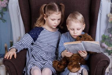 İki kız kardeş bir kitap okuma