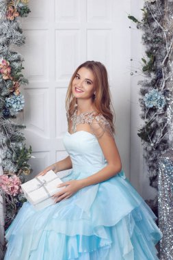 bir hediye ile gülümseyen kız