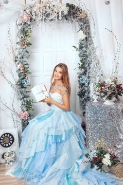 bir hediye ile gülümseyen kız