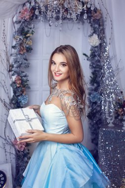 bir hediye ile gülümseyen kız