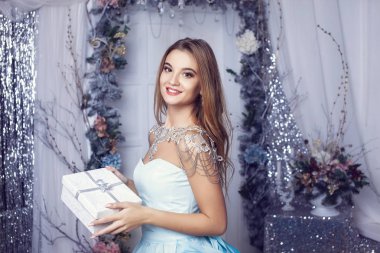 bir hediye ile gülümseyen kız