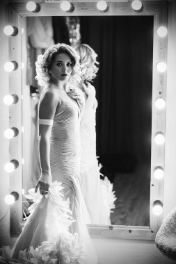 ayna yanında güzel elbiseli kız