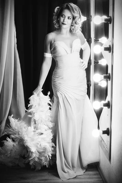 Flicka i en vacker klänning bredvid spegeln — Stockfoto