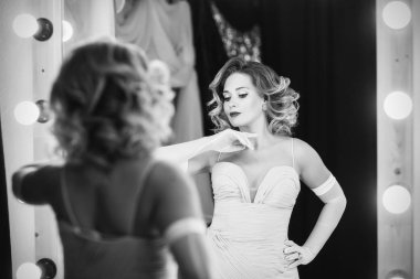 ayna yanında güzel elbiseli kız