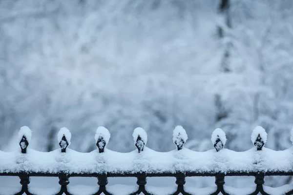 Granicy śniegu w parku z miejsca na tekst — Zdjęcie stockowe