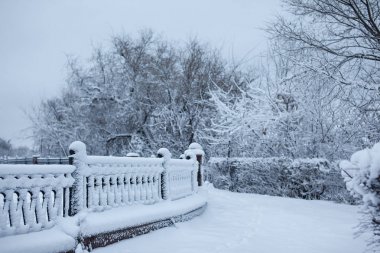 Winter park karla kaplı bir kaldırım ile