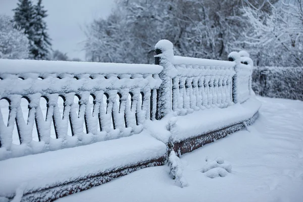 Winter park z krawężnika, pokryte śniegiem — Zdjęcie stockowe