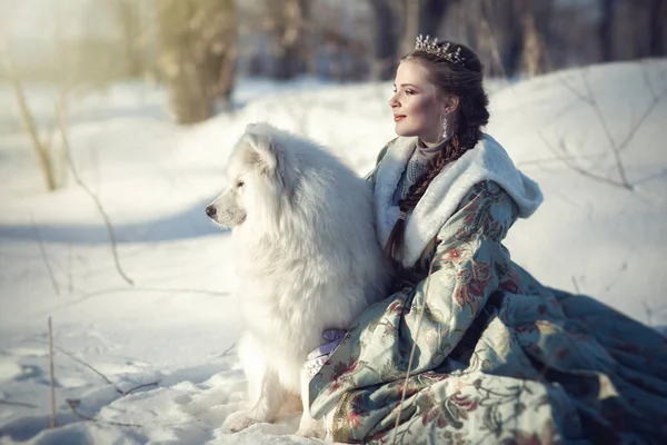 Казкова дівчина з білим собакою — стокове фото