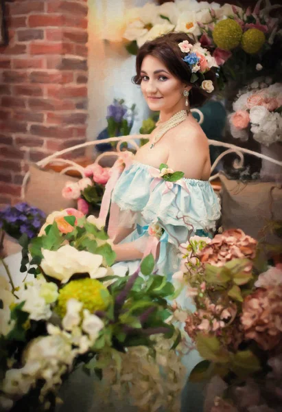 Menina encantadora com flores — Fotografia de Stock