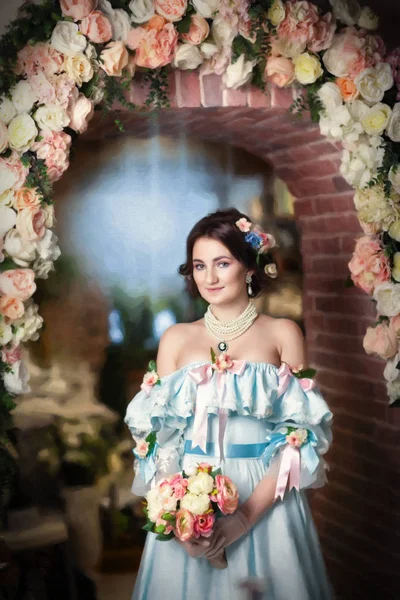 Chica encantadora con flores — Foto de Stock