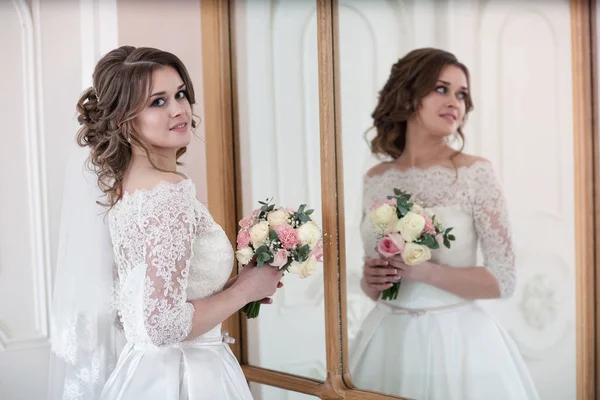 Ritratto della sposa vicino allo specchio — Foto Stock