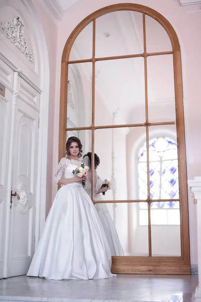 Ritratto della sposa vicino allo specchio — Foto Stock