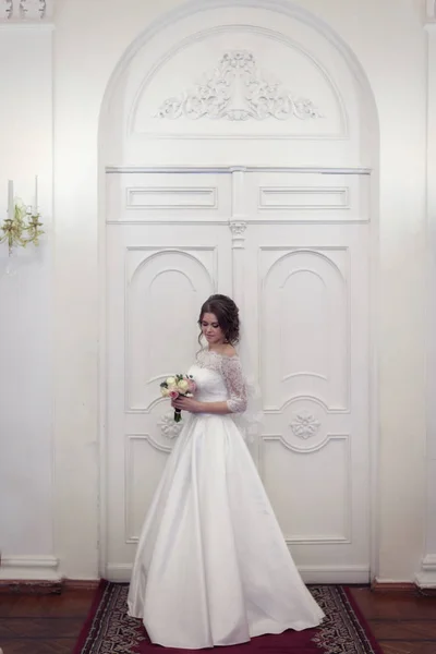 Portrait de la mariée à côté de la belle porte — Photo