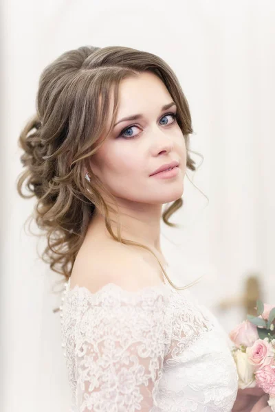Porträt der Braut auf hellem Hintergrund — Stockfoto