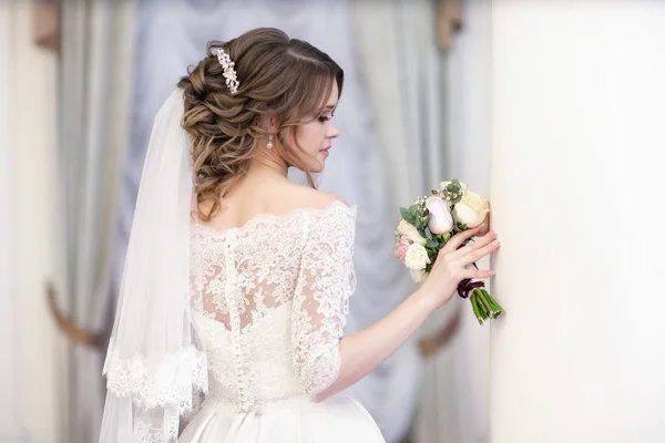 A menyasszony az ablak háttér portréja — Stock Fotó