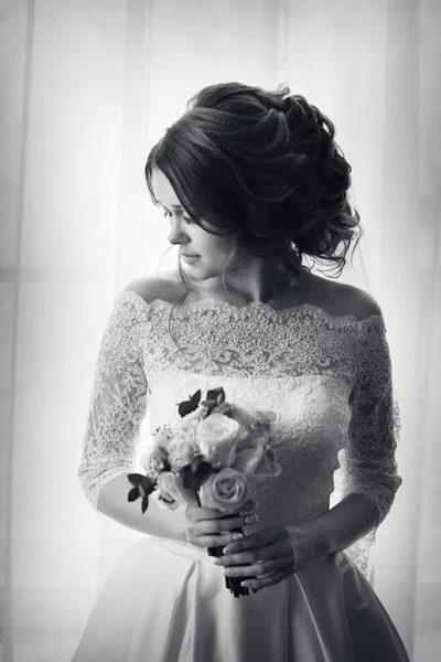 Porträtt av bruden på fönsterbakgrund — Stockfoto