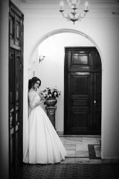 Monochrome Portrait of the bride against the wall — Stock Photo, Image