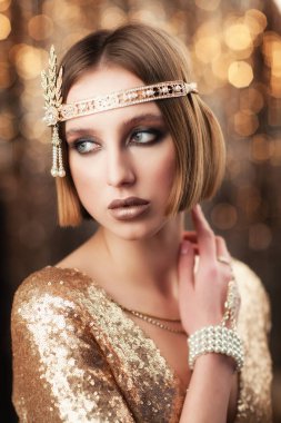 Altın elbiseli bir kız portresi