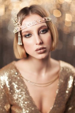 Altın elbiseli bir kız portresi