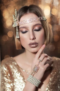 Altın elbiseli bir kız portresi