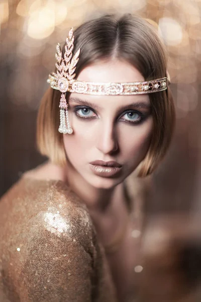 Retrato de uma menina em um vestido de ouro — Fotografia de Stock