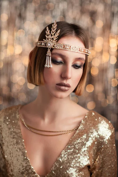 Retrato de uma menina em um vestido de ouro — Fotografia de Stock