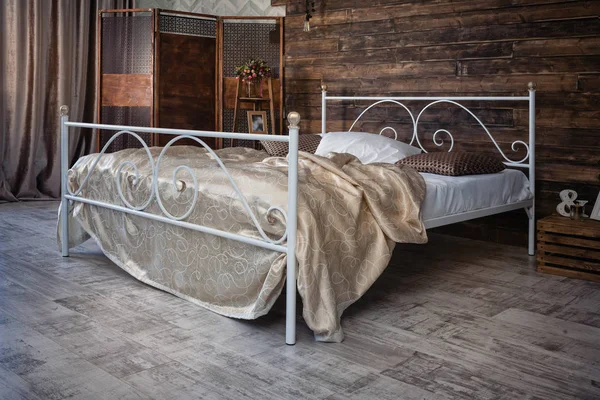 Łóżko z kutego żelaza — Zdjęcie stockowe