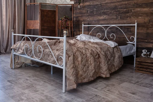 Łóżko z kutego żelaza — Zdjęcie stockowe