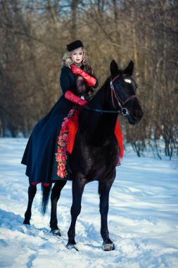 Bir sır küpü ile uzun siyah elbiseli bir kız