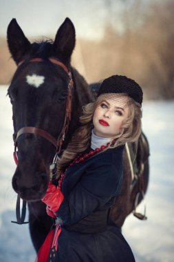 Bir sır küpü ile uzun siyah elbiseli bir kız