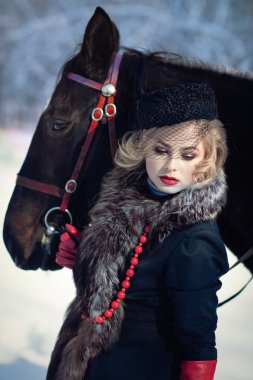 Bir sır küpü ile uzun siyah elbiseli bir kız