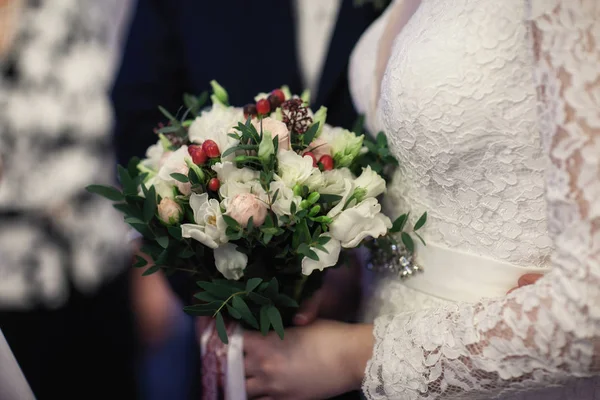 Svatební kytice v ruce closeup — Stock fotografie