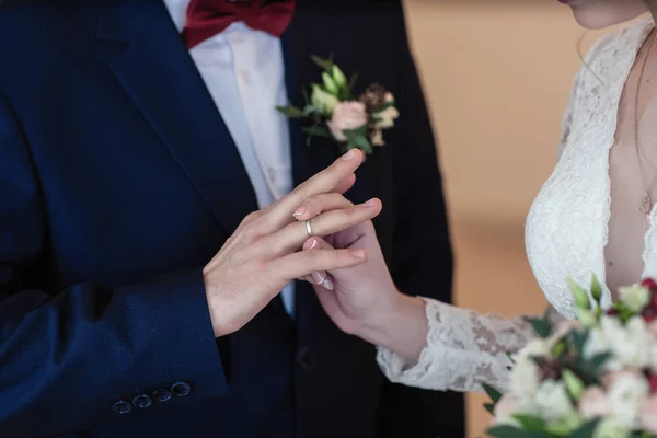 Vestir el anillo de bodas — Foto de Stock