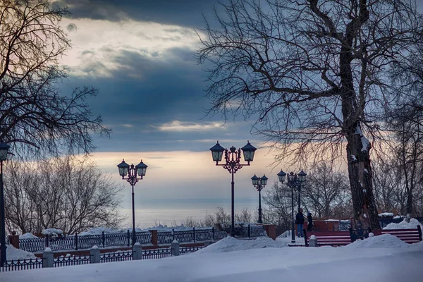 Lantaarns in de achtergrond van het winterlandschap van de avond — Stockfoto