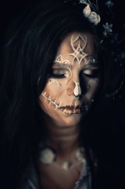 Bir ölü gelin stilize makyajlı kız