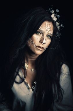 Bir ölü gelin stilize makyajlı kız