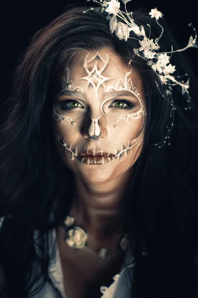 Девушка со стилизованным макияжем мертвой невесты — стоковое фото