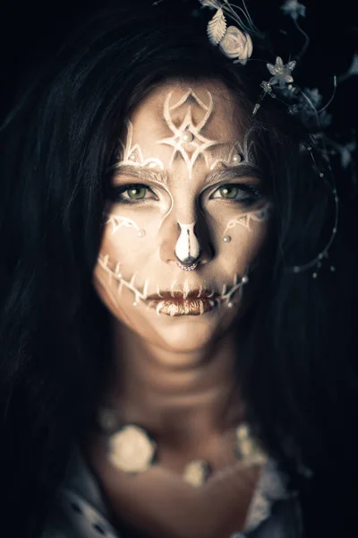 Mädchen mit stilisiertem Make-up einer toten Braut — Stockfoto
