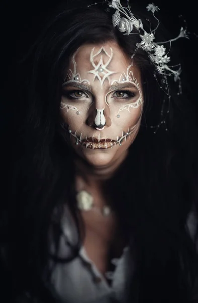 Mädchen mit stilisiertem Make-up einer toten Braut — Stockfoto