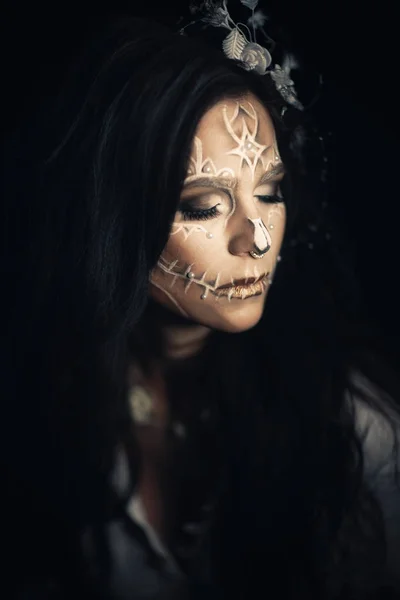Κορίτσι με ένα τυποποιημένο make-up από μια νεκρή νύφη — Φωτογραφία Αρχείου