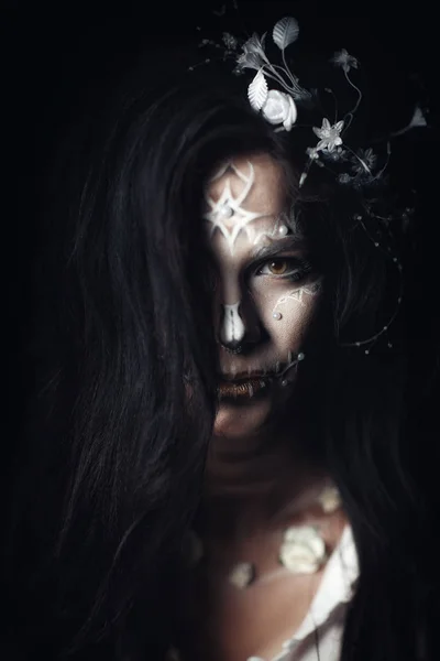 Κορίτσι με ένα τυποποιημένο make-up από μια νεκρή νύφη — Φωτογραφία Αρχείου