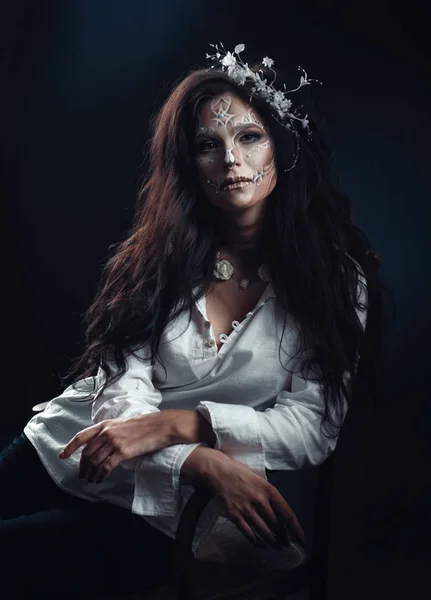 Lány egy stilizált make-up a halott menyasszony — Stock Fotó