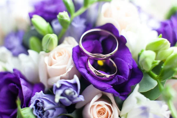 Bridal bouquet. Wedding rings on purple flowers — 스톡 사진