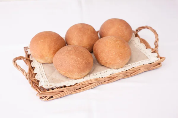 Pães frescos com água na boca. Vários deliciosos pães redondos — Fotografia de Stock