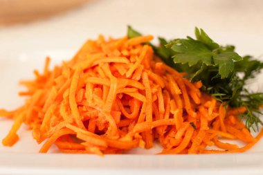 Kore havuç salatası. Yakın plan. Havuç ve maydanoz