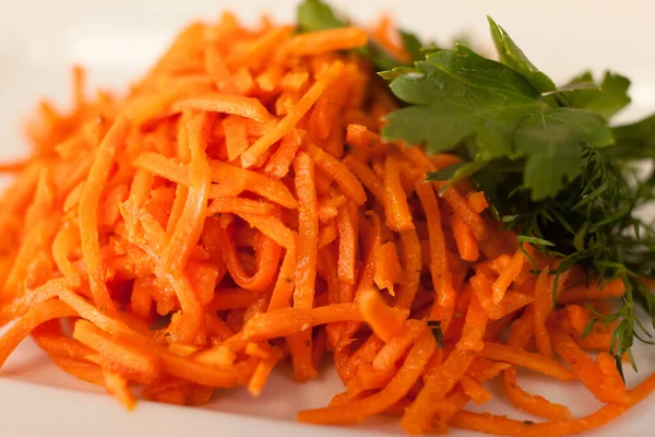 Insalata coreana di carote. Primo piano. Carote e prezzemolo — Foto Stock