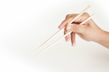 Beyaz arkaplanda suşi çubukları var.